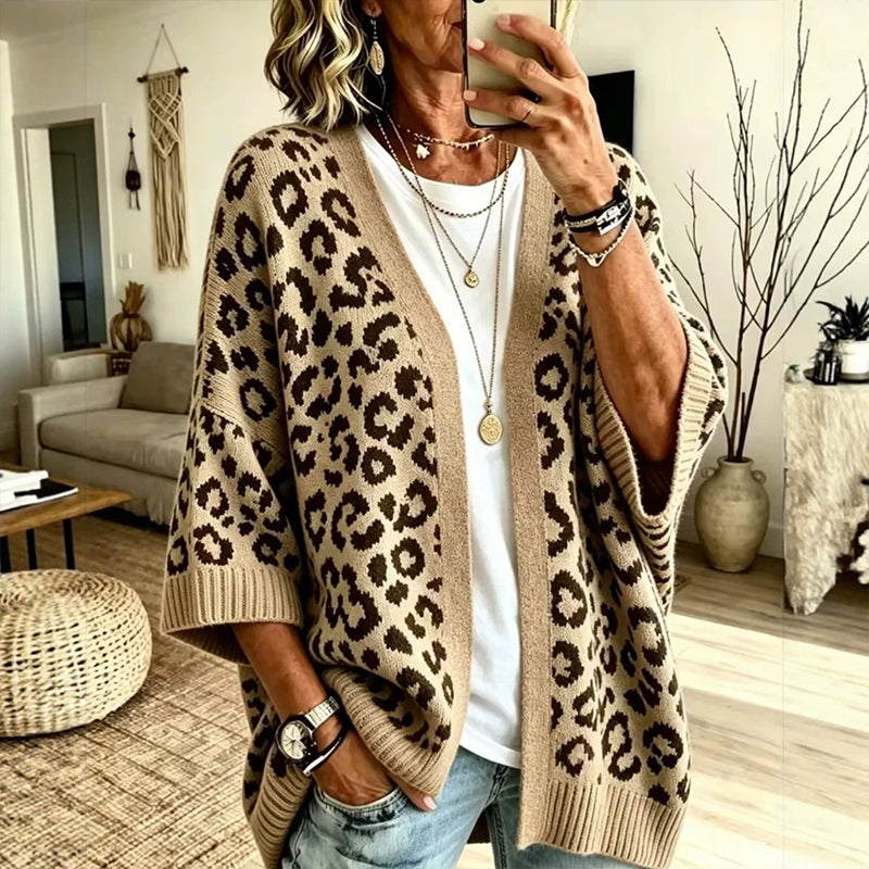 Elegant women's cardigan with leopard print