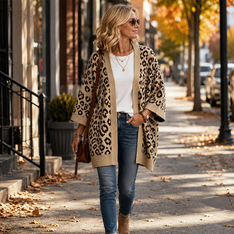 Elegant women's cardigan with leopard print